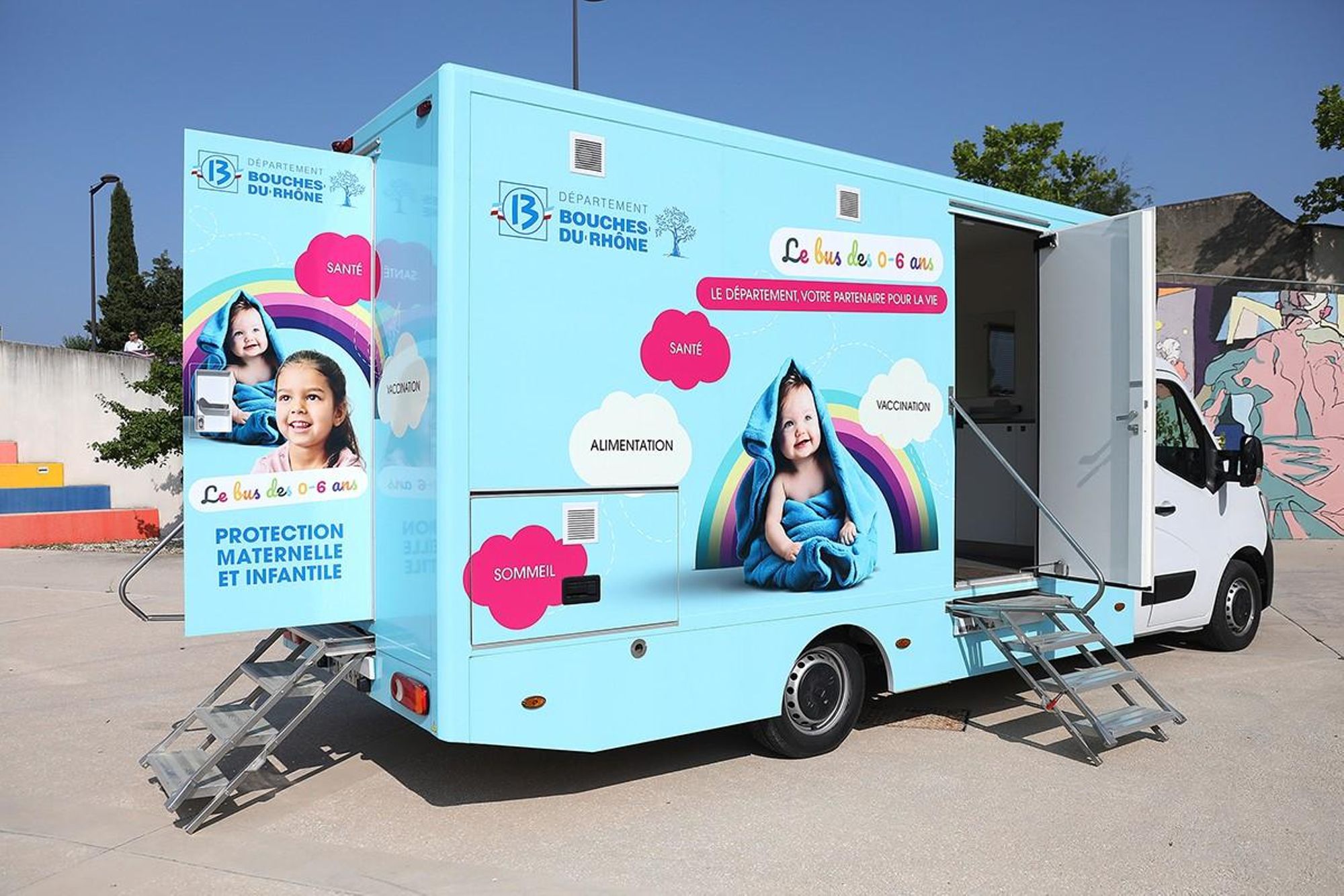 Bouches-du-Rhône : deux bus pour prendre soin des femmes et des tout-petits